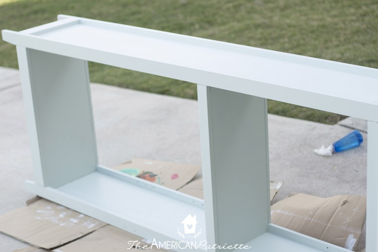 How to paint and distress a laminate bookshelf