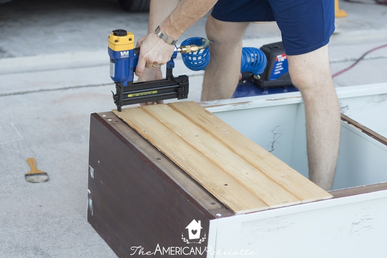 How to paint and distress a laminate bookshelf