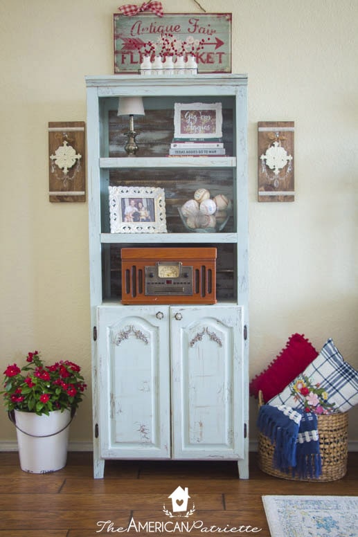 How to paint and distress a laminate bookshelf (without priming!) 