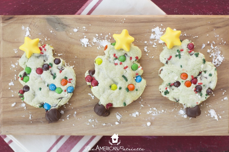 https://theamericanpatriette.com/wp-content/uploads/2018/10/chocolate-chip-pistachio-christmas-tree-cookies-25.jpg