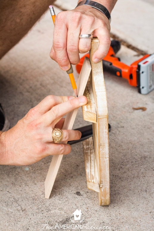 DIY Cutting Board Clip Frame