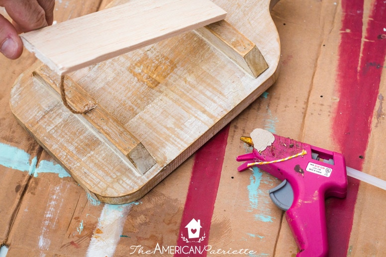 DIY Cutting Board Clip Frame