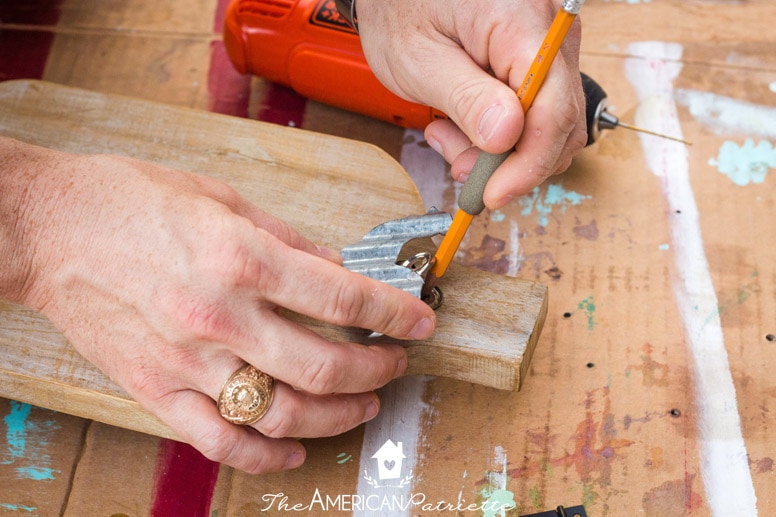 DIY Cutting Board Clip Frame